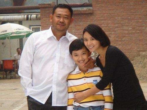 姜育恒老婆个人资料,才华横溢的才女,幸福家庭的守护者